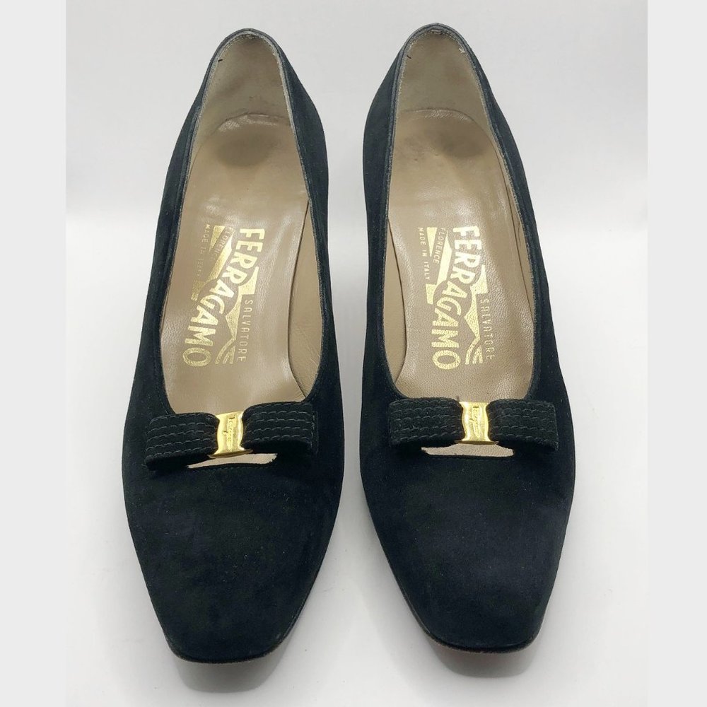 Women's black suede pumps with gold tone center to black bow Size 5.5 C